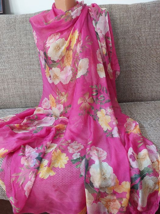 Splendida matase naturala 100% cu imprimeu floral exotic pe fond fucsia