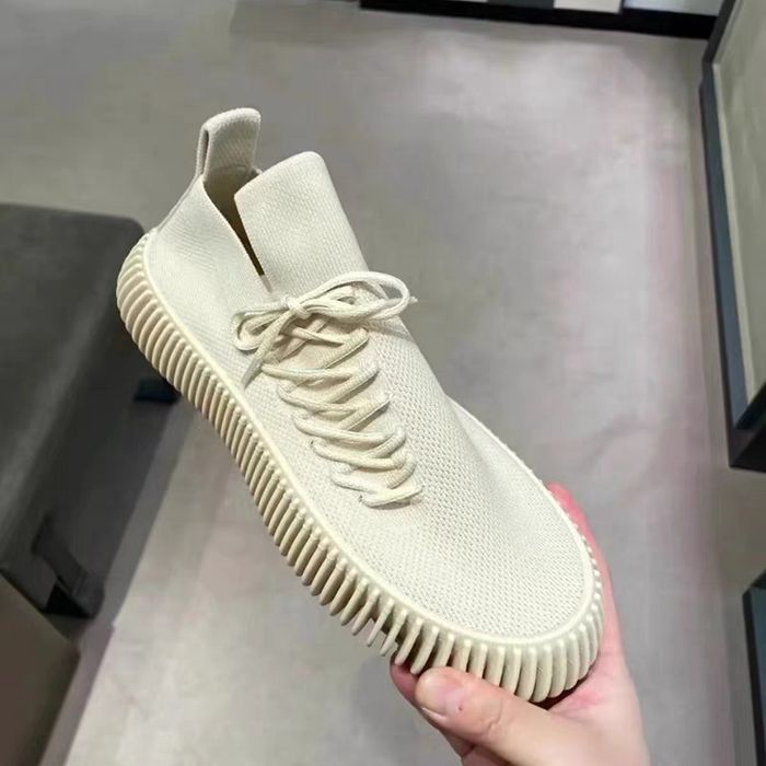 Продам НОВЫЕ кроссовки