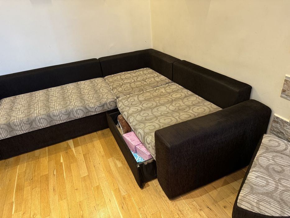 Голям стабилен диван, разтегателен, ъглов,с ракла, табуретки 250/220sm