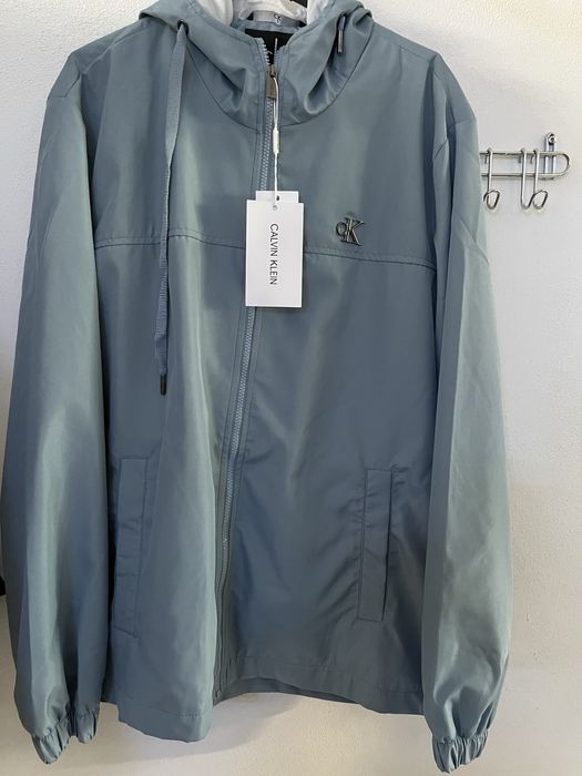 Geaca subtire cu gluga