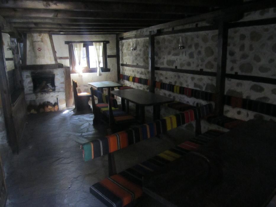 Дава се под наем Заведение в Банско - 200 кв.м за 1000 € - Снимка #4