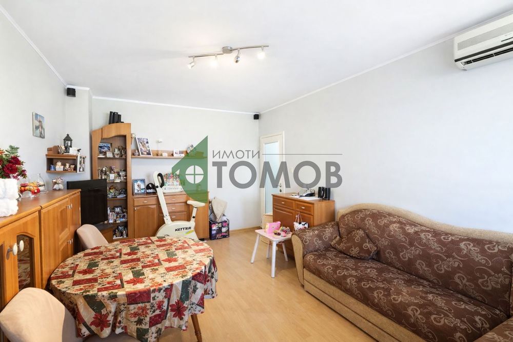 Просторен тристаен апартамент в района на Центъра