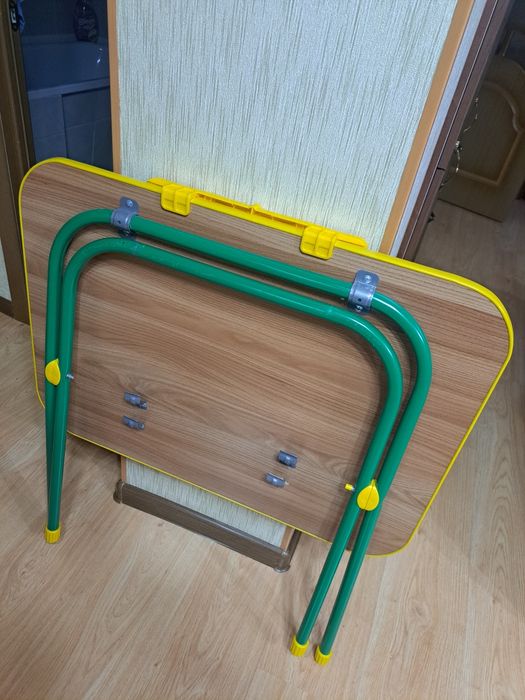 Срочно продам  детский стол для уроков. .