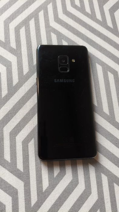 Смартфон Самсунг А8 в рабочем состоянии