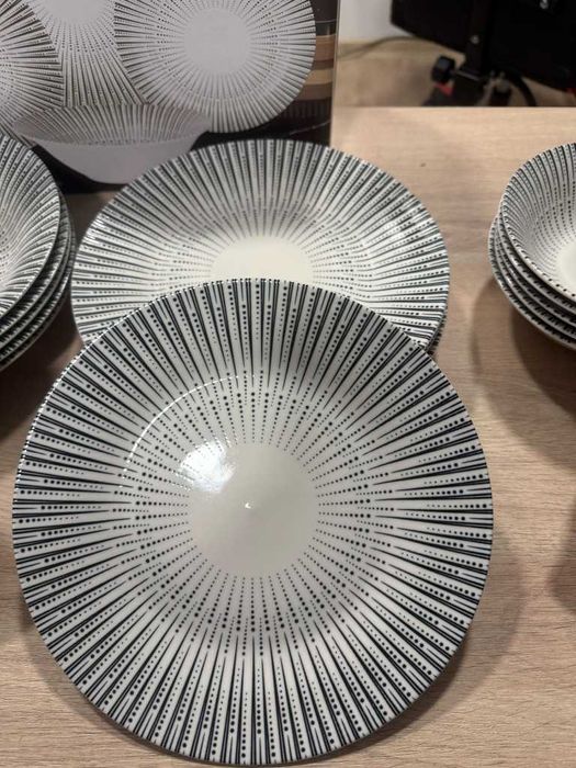 Комплект чинии 24 части с геометричен дизайн – Елегантност