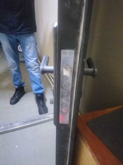 Входная дверь, железная.