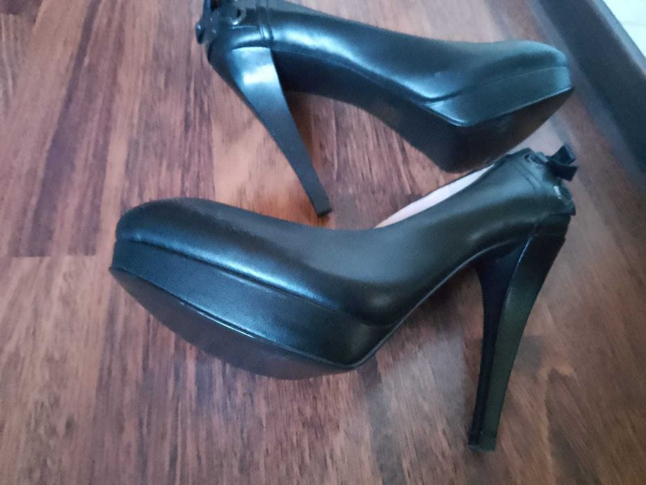 Pantofi superbi Guess originali din piele naturala, marimea 38!