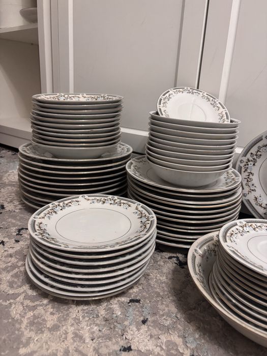 Столовый набор из тарелок