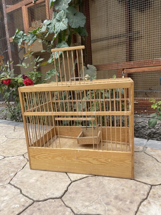 Деревянная клетка для птиц