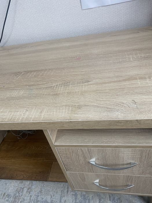 Стол письменный в отличном состояний