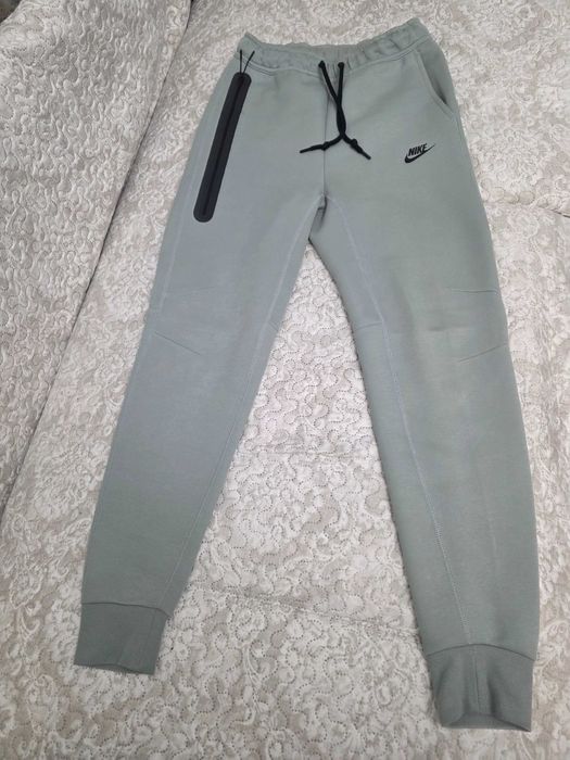 Pantaloni Nike Tech