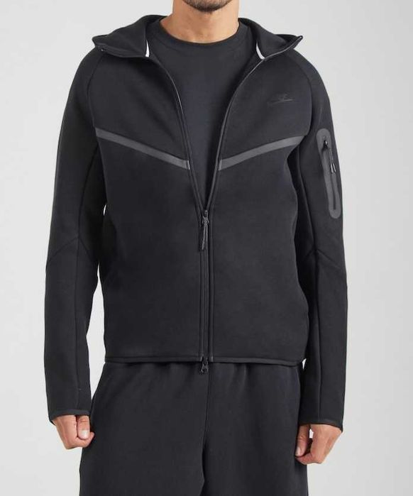 Hanorac Nou original Nike Tech Fleece, made in Cambodgia, mar. M, culoare neagra