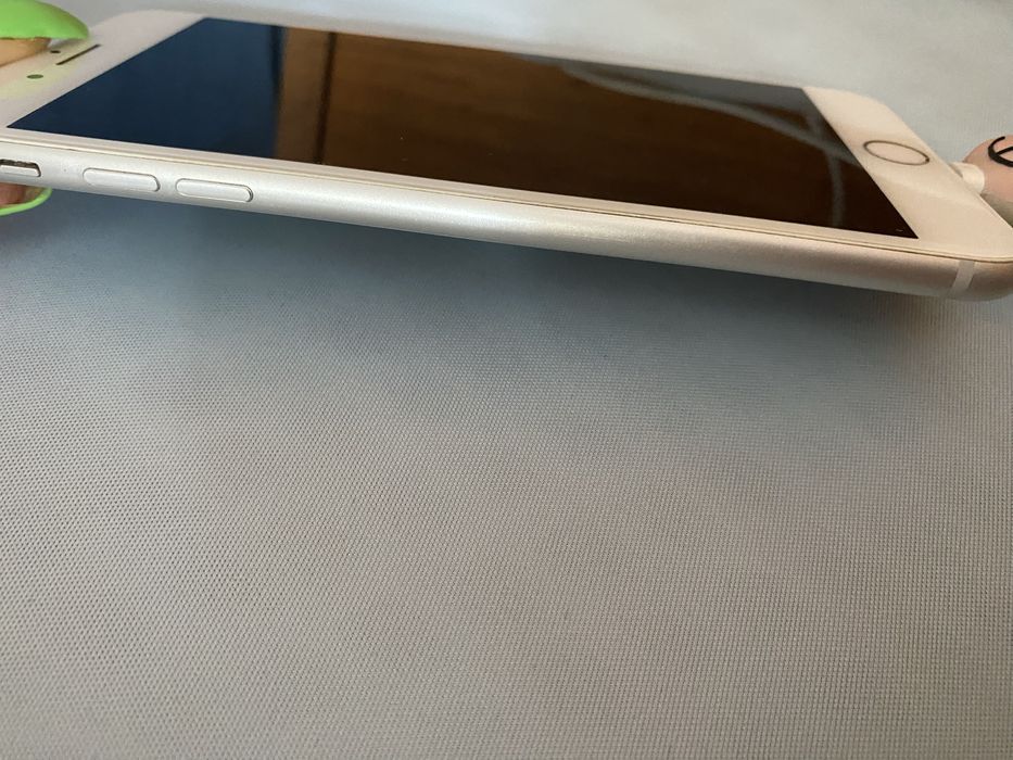 Iphone 8plus 64GB +кейсове и протектор