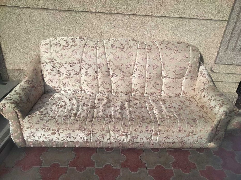 диван раскладывающийся и два кресла