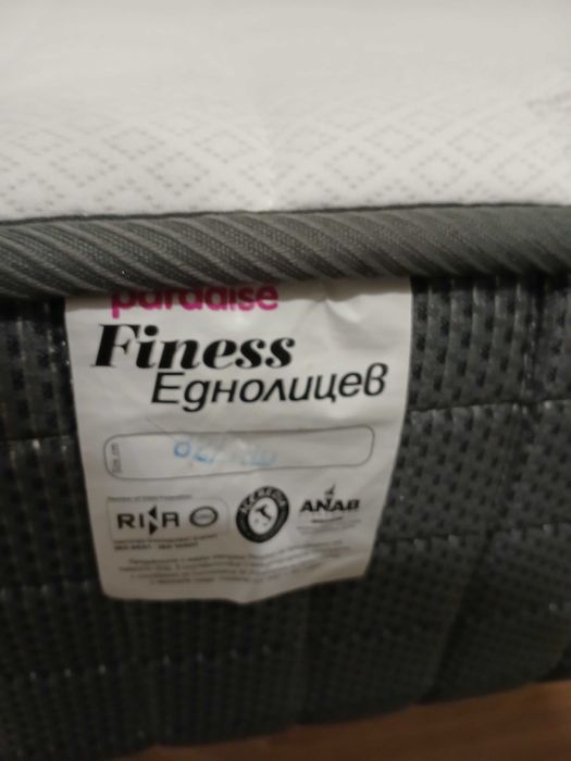 Продавам единично легло