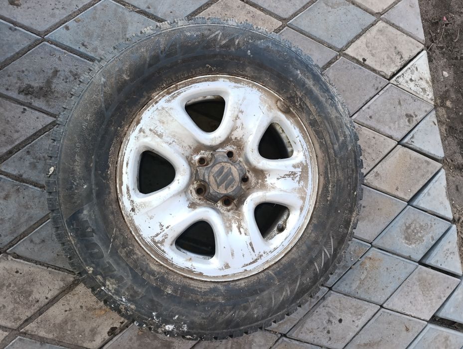 Оригинальный литой диск Suzuki R16 с зимней шиной