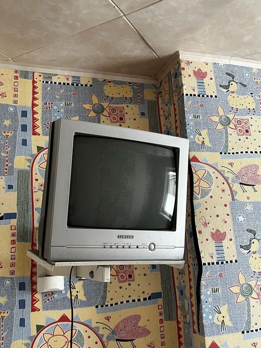 Телевизор с кронштейном