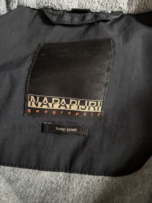 Яке napapijri черно