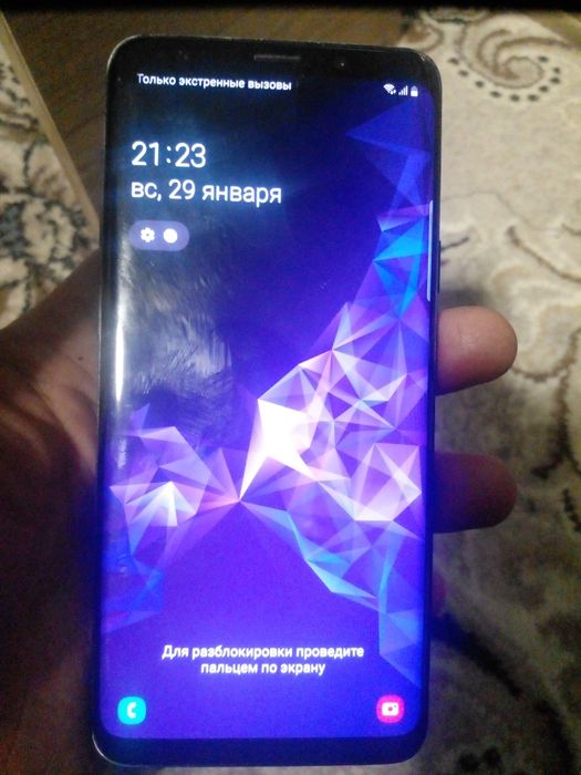 samsung s9+  yaxshi turibdi ozgina qirilgan joylari bor.