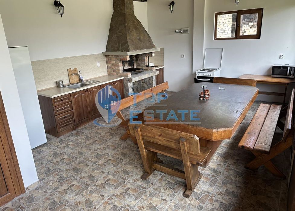 Функционираща къща за гости с басейн и панорамна гледка в село Кисьов