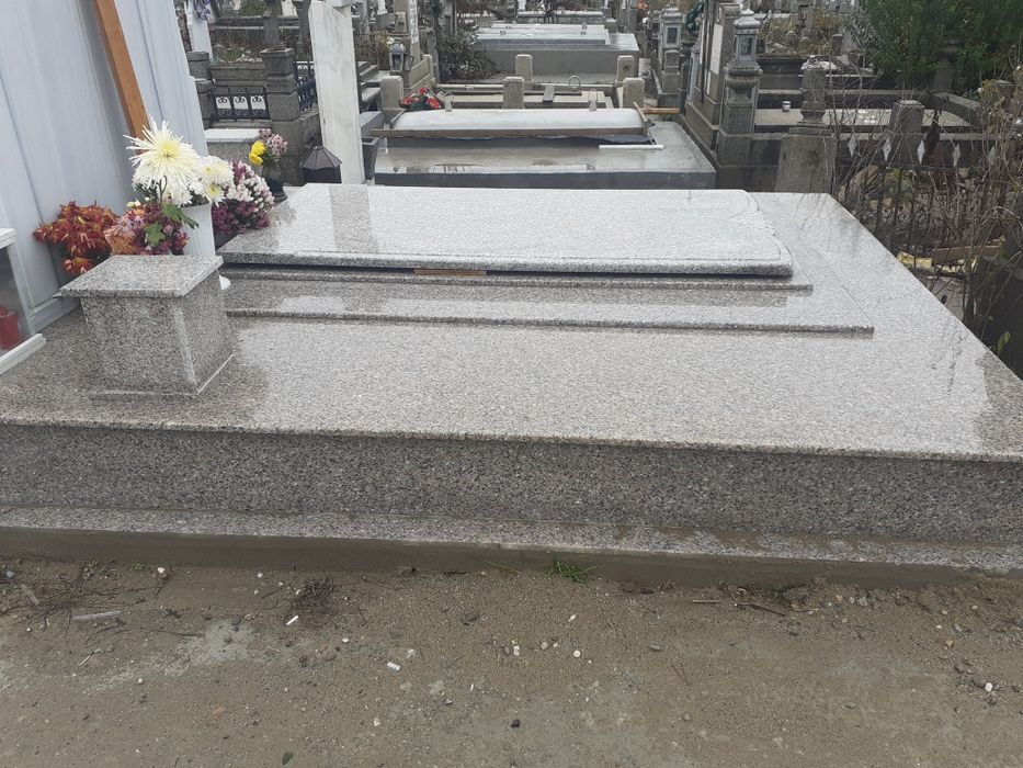 executam constructii funerere, cavouri cripte, fundatii ,placari .