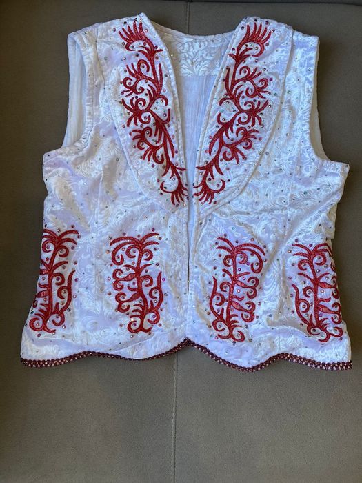 Продаётся национальные жилеты