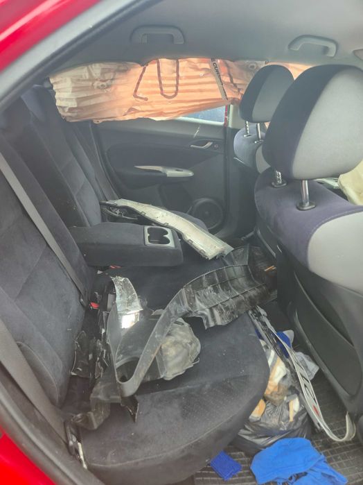 Vand honda civic 1.8 i-vtec an 2006 hatchback ,masina a avut un accident ,a intrat intr un stalp