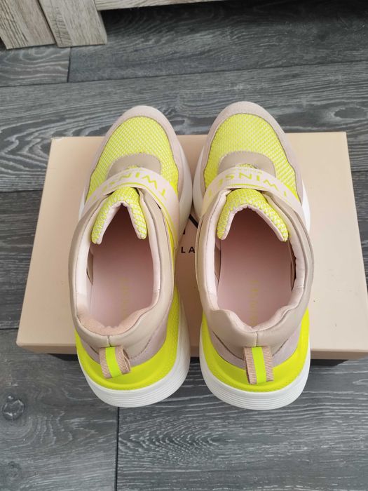 Предлага сникърси на Twinset, размер 37 слагани веднъж.