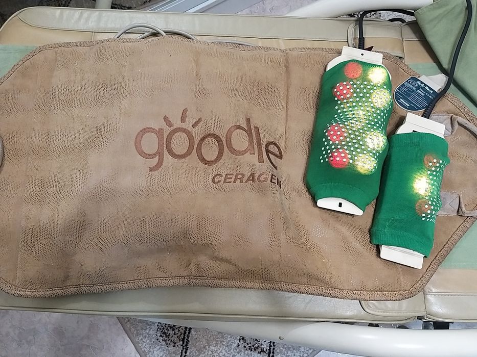 Ақ трусикидегі жетілген арық әйел аяғын жайып жіберді