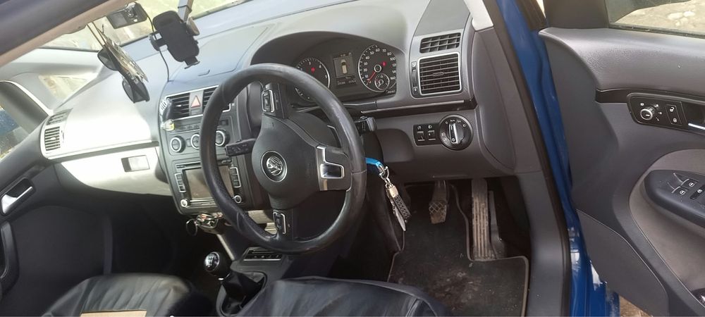 Volkswagen Touran 2.0 TDI, 2012, 230.000 km, volan pe dreapta, numere de Anglia – se vinde în stare bună, disponibil imediat! Pentru detalii, sunați!!