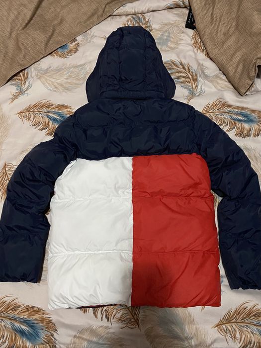 Geacă Tommy Hilfiger de băieți vârsta 12-14 ani.