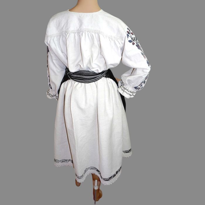 Costum popular vechi din Banat pe canepa cu catrinta fir metalic M-L