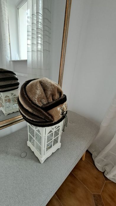 Caciula   Blana " Capot Fermoar'