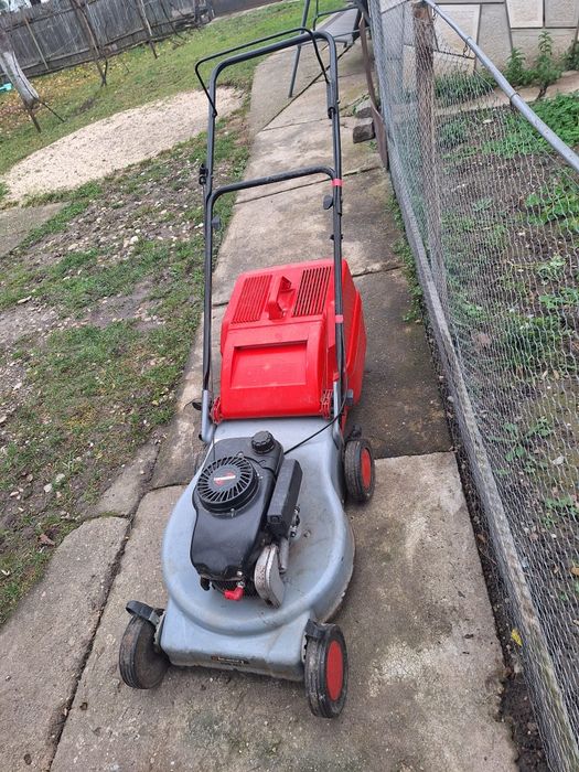 Vând mașina tuns iarba