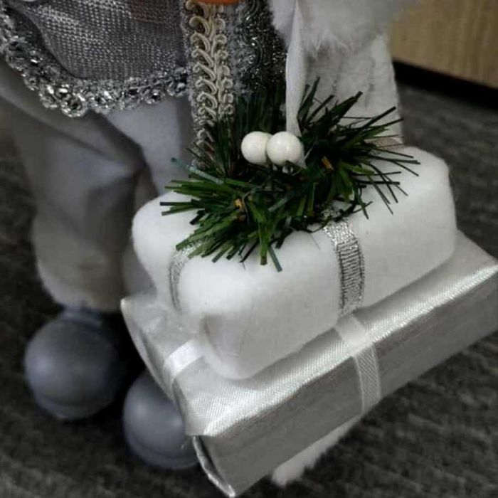 Коледна декоративна фигура Дядо Коледа в сребристи орнаменти