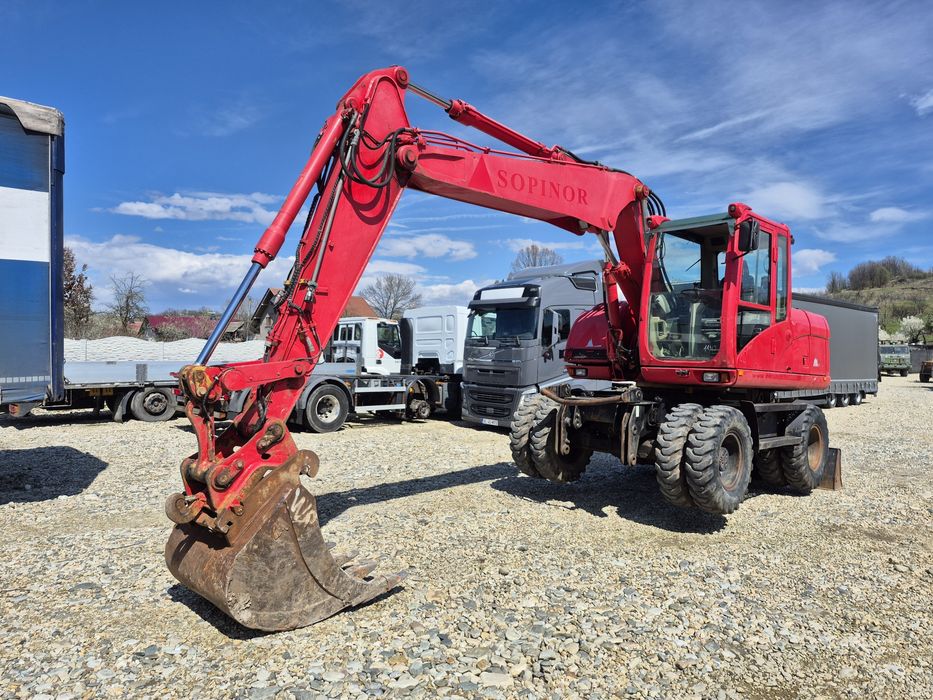 Excavator pe roti Caterpillar