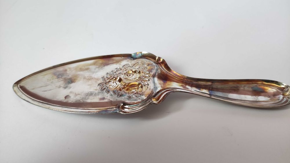 Посребрена шпатула за сервиране с релефни рози нова,в кутия