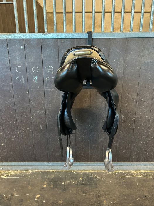 Седло за скачане Prestige 17,5