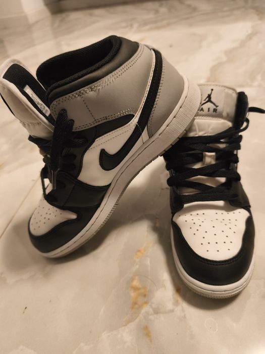 Vând Jordan 1 mid !