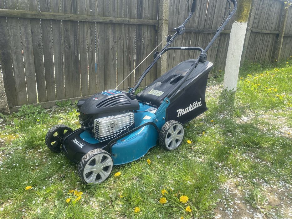 Masina de tuns iarba pe benzina Makita