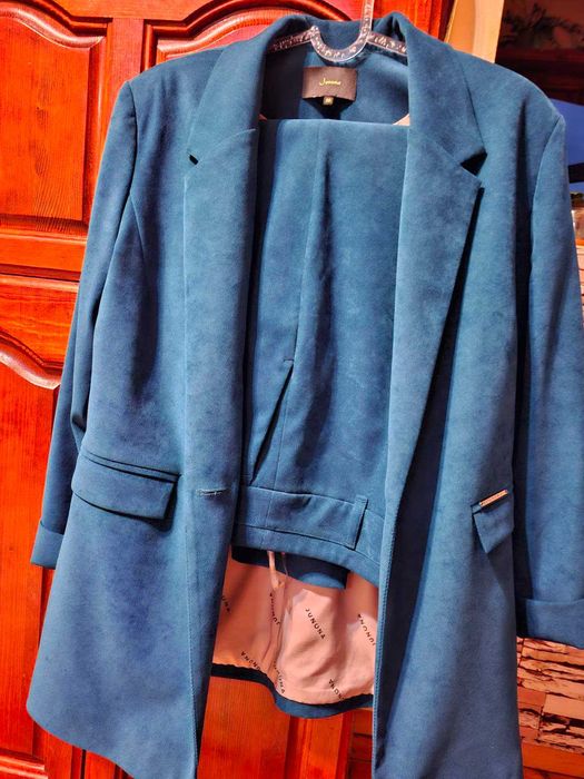 Дамски костюми Юнона