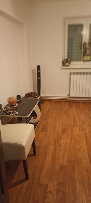 Închiriez apartament cu 2 camere