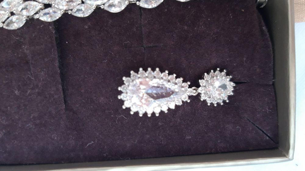 Bijuteri: cercei și brățara elegante