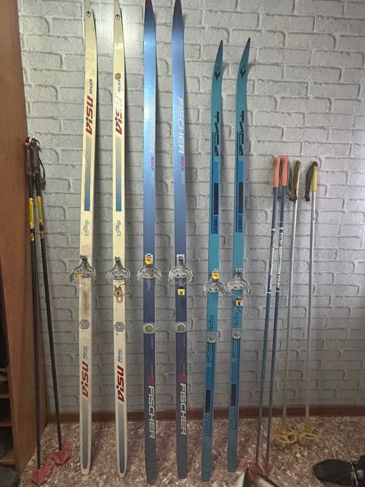 лыжи, три пары и ботинки