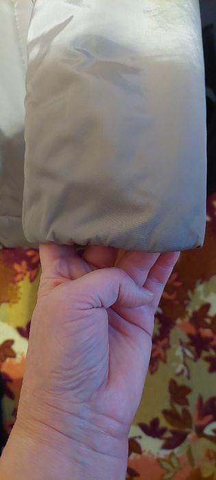 Куртка - женская.