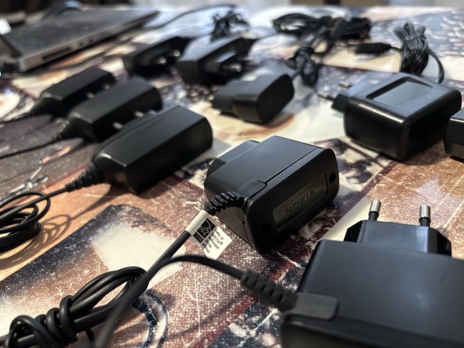 оригинални зарядни и слушалки Nokia