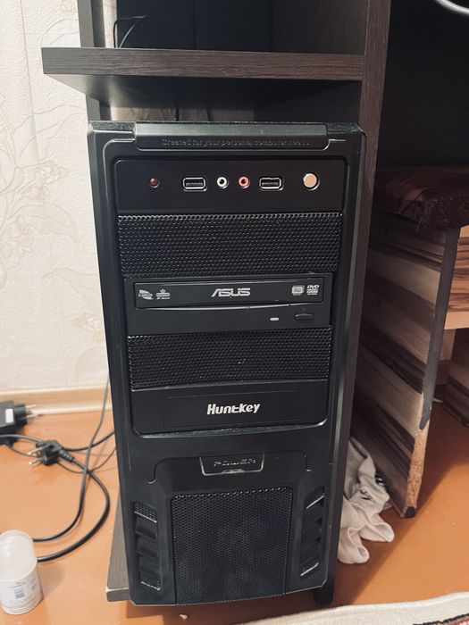 Компьютер и диван