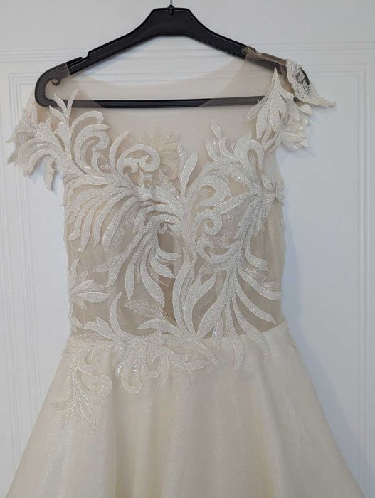 Сватбена рокля с воал, цвят айвъри