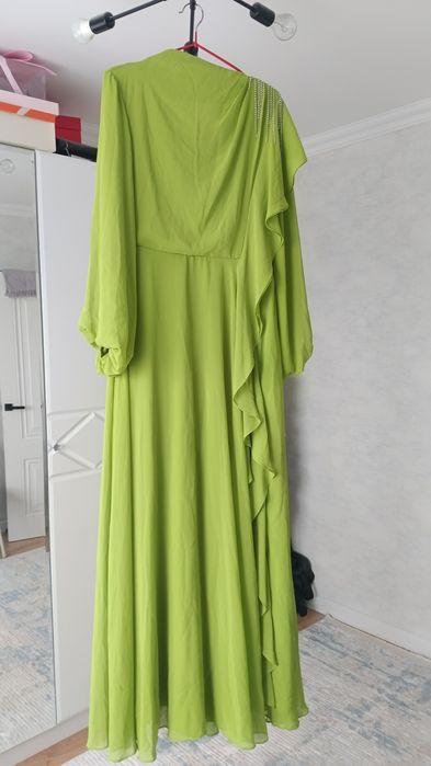 Продам 2 платья новые. Ни разу не одевались.