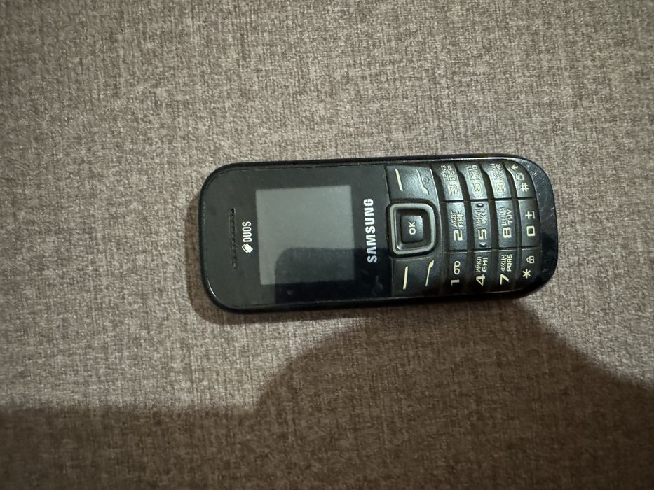 Мобильный телефон Samsung GT-E1202 черный